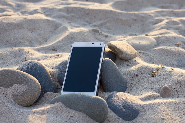 mobil v písku